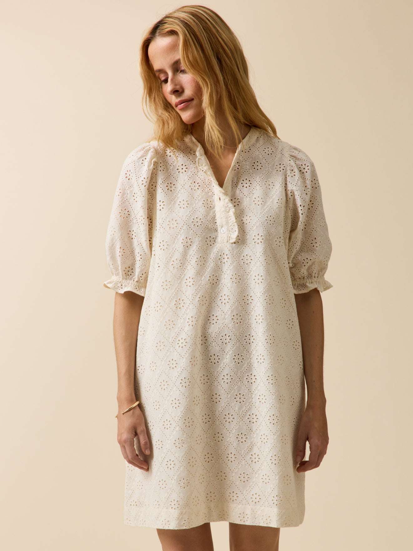 Robe courte broderie anglaise femme