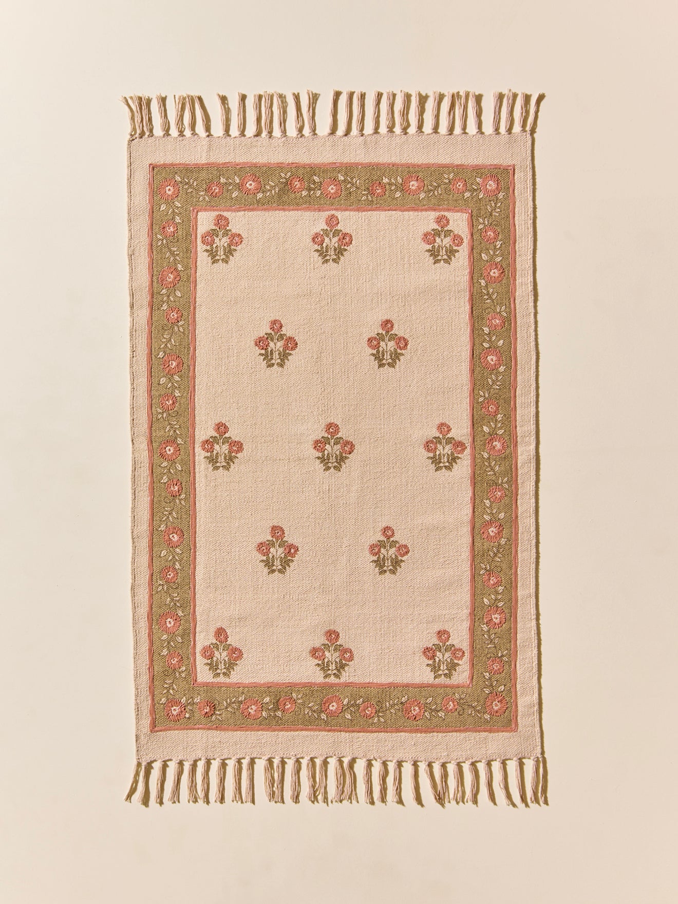Vieux Tapis Turc Brodé Avec Un Motif Géométrique De Diamants Dans Des Couleurs Claires Vieux Tapis Turc Brodé Avec Un Motif Géométrique De Diamants Dans Des Couleurs Claires