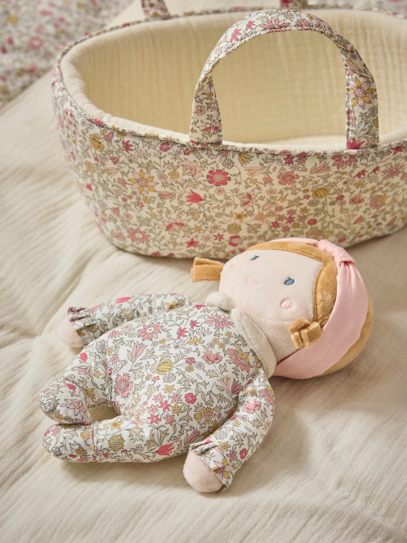 Poupée et couffin en tissu Liberty Cyrillus FR