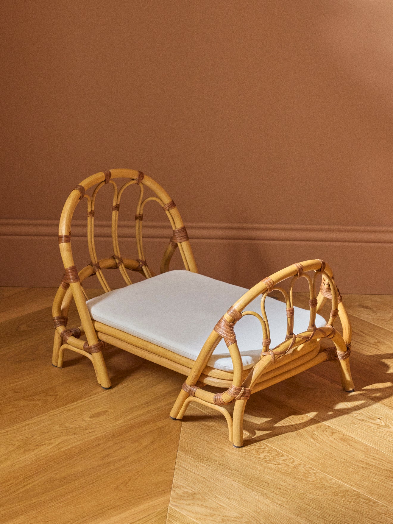Petit Lit De Poupée Vintage En Bambou Et Rotin Verni – Années 1950