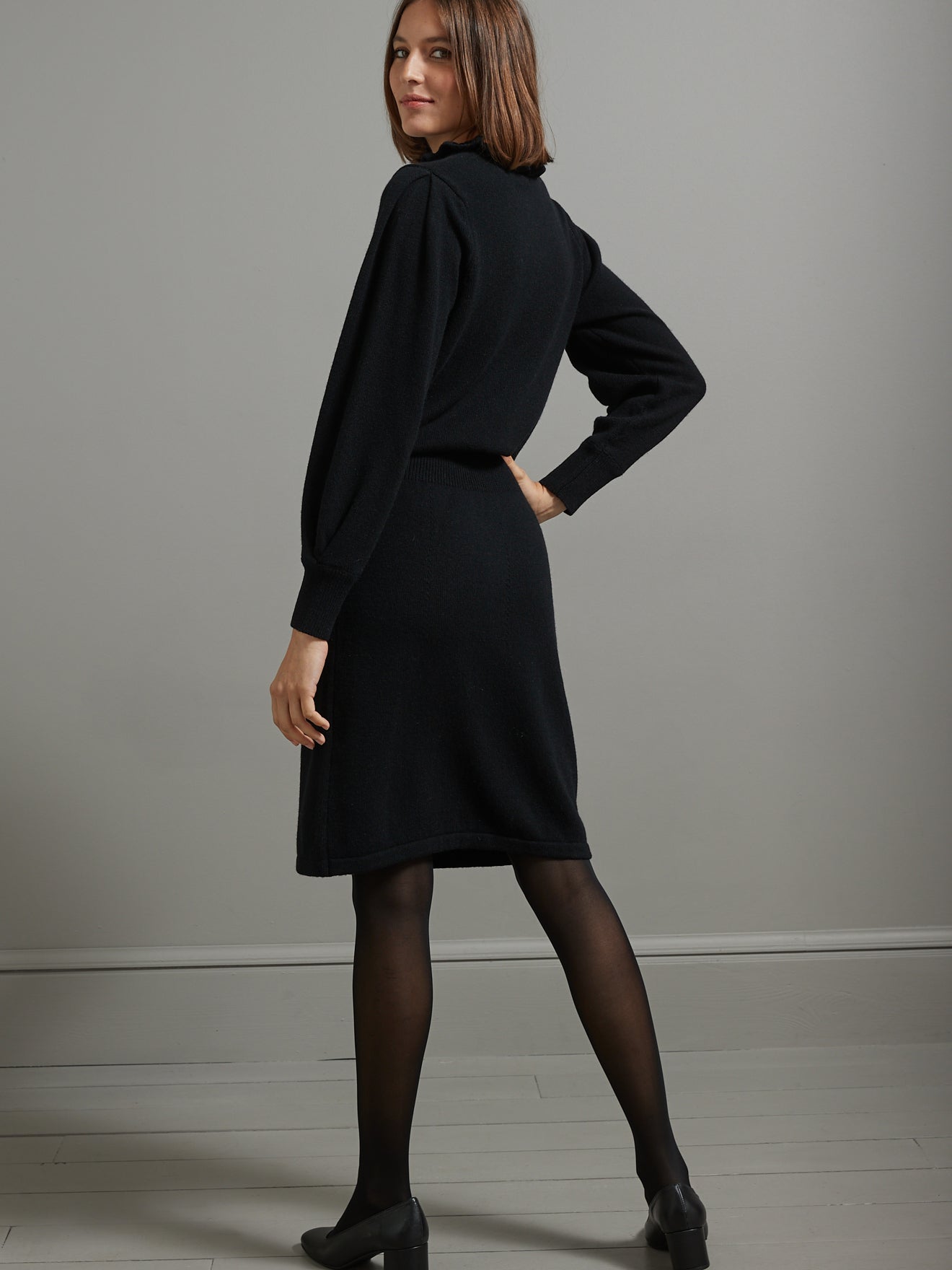 Robe noire col froufrou en tricot femme