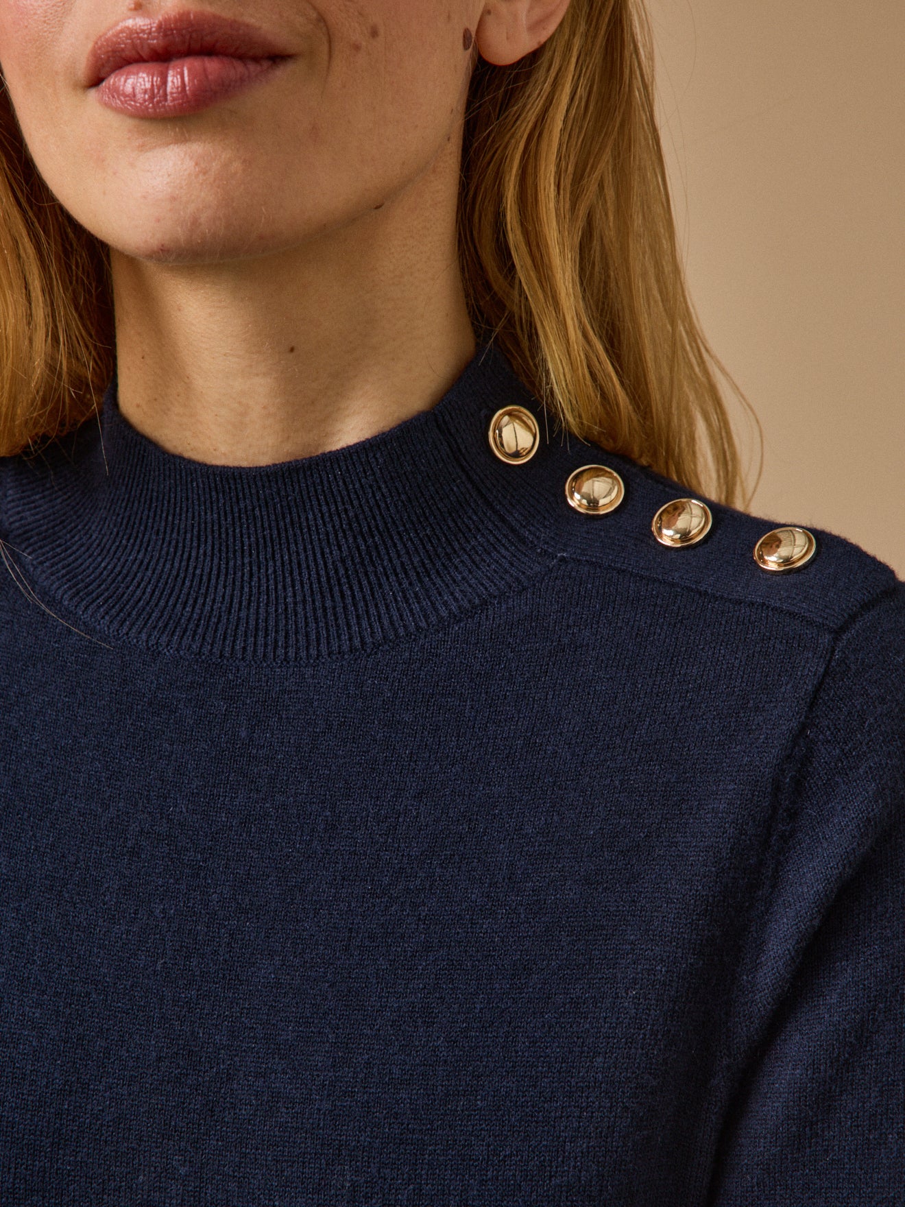 Robe-pull col montant boutons dorés femme