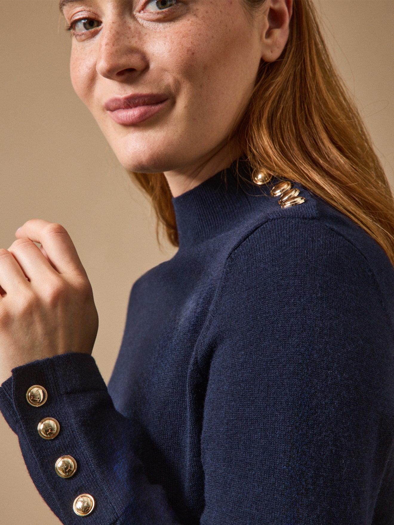 Robe-pull col montant boutons dorés femme