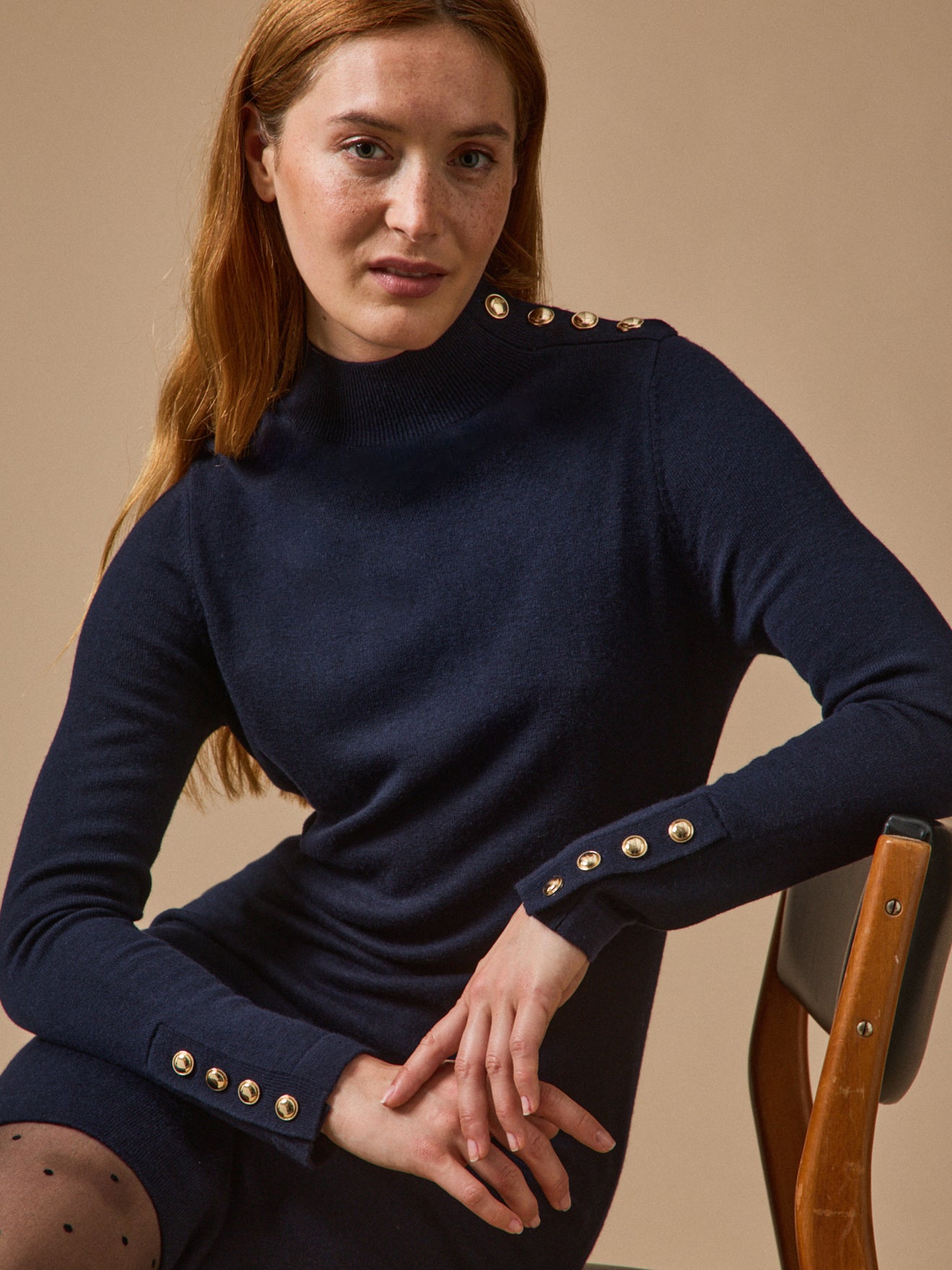 Robe-pull col montant boutons dorés femme