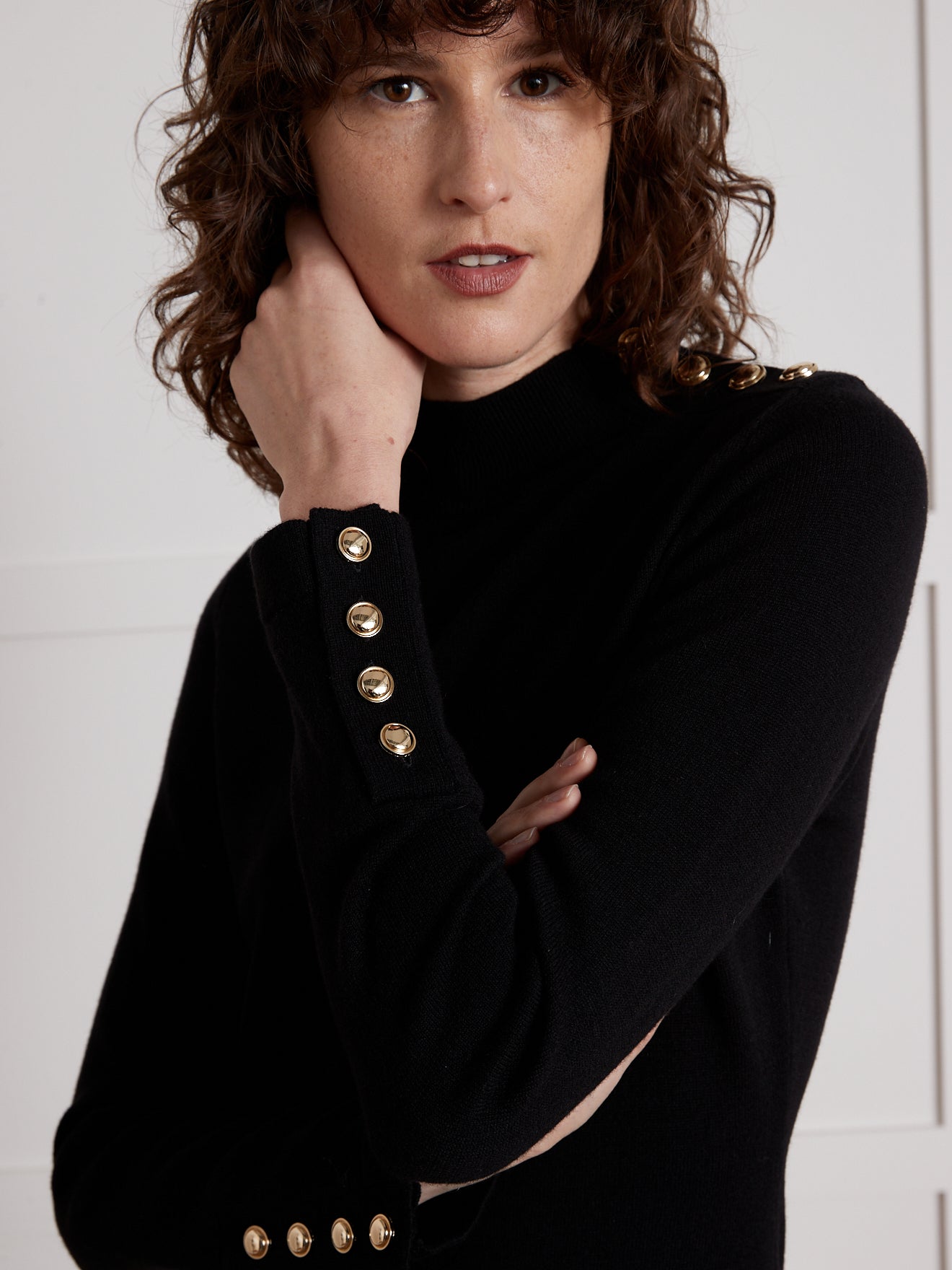 Robe-pull col montant boutons dorés femme