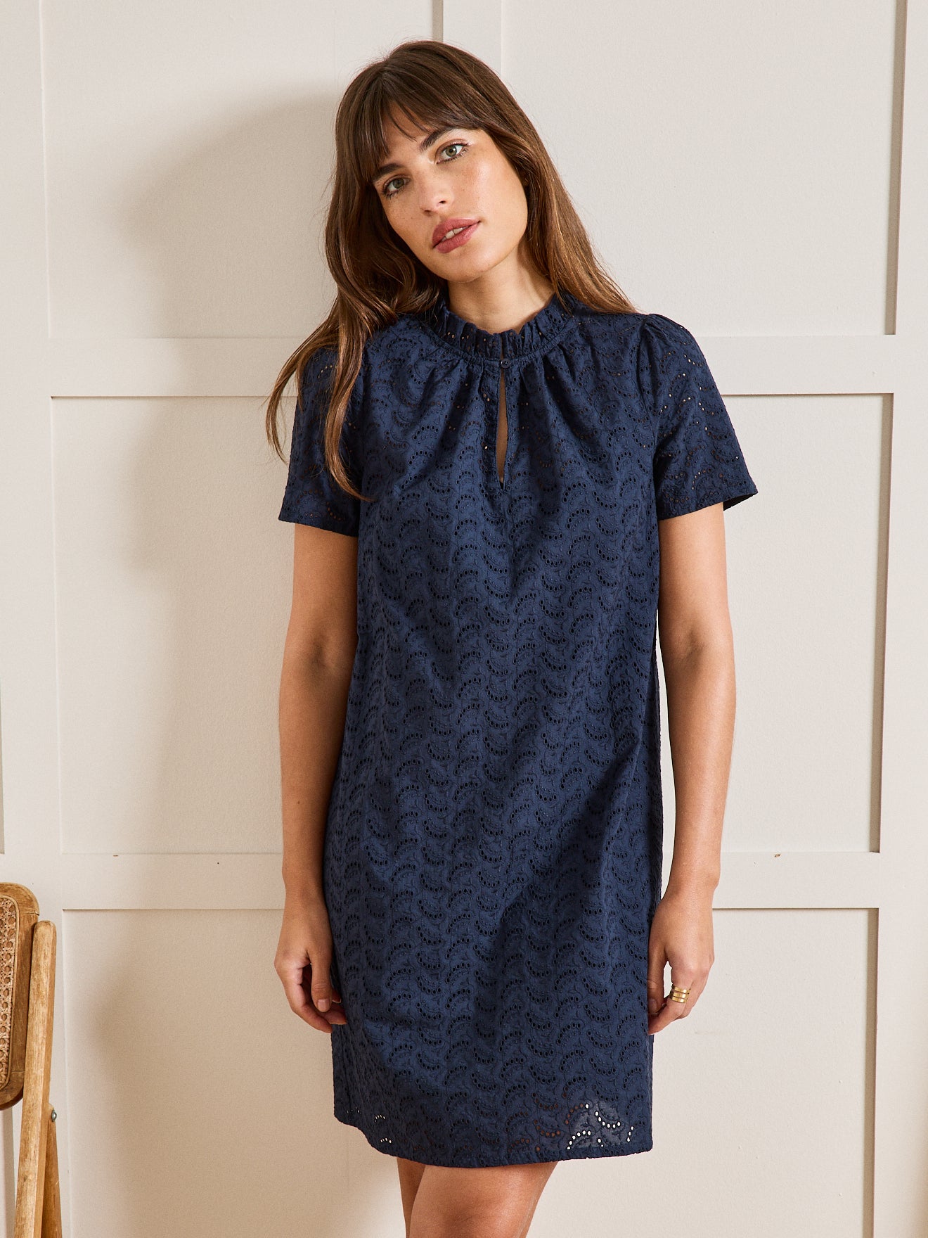 Robe courte broderie anglaise col volanté femme