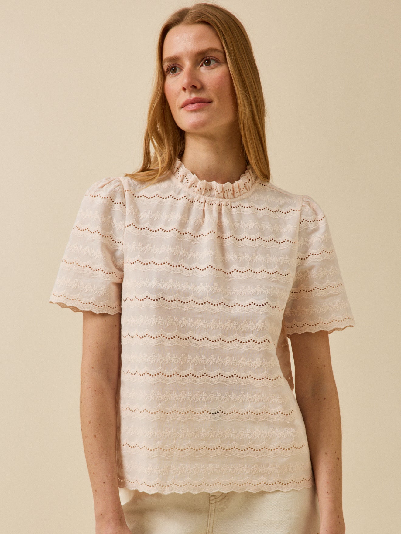 Top broderie anglaise col volanté femme