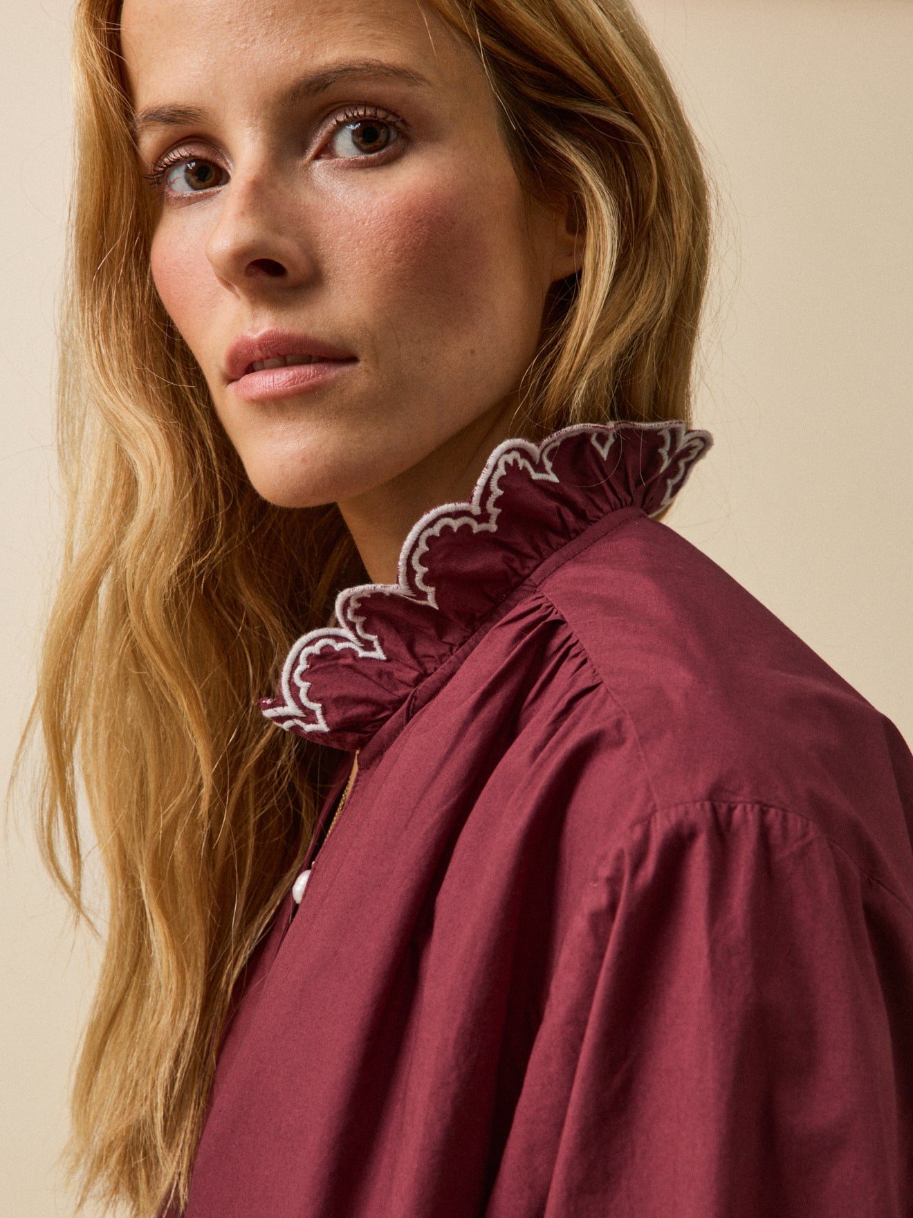 Blouse col volanté coton brodé femme