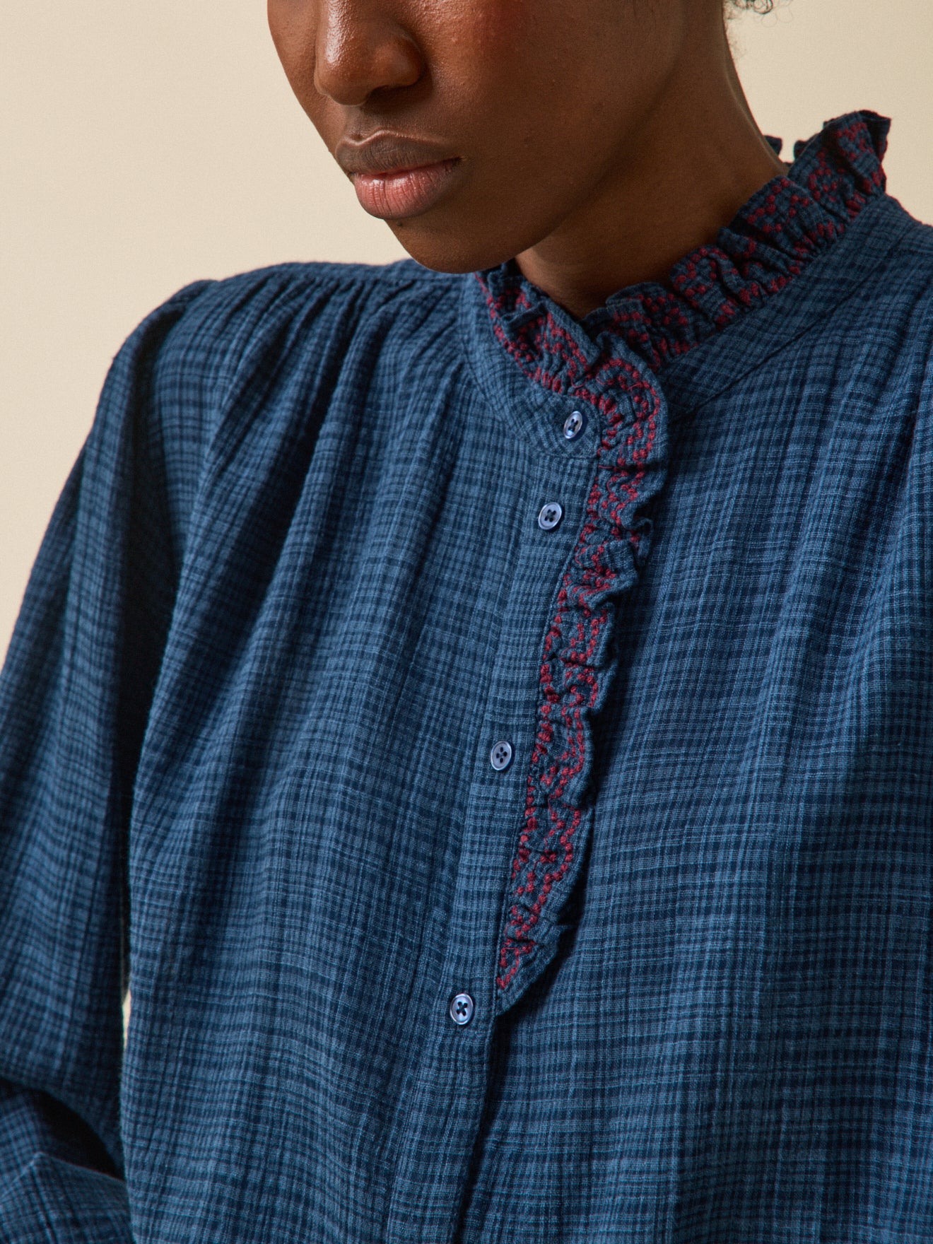 Blouse volant brodé crépon femme