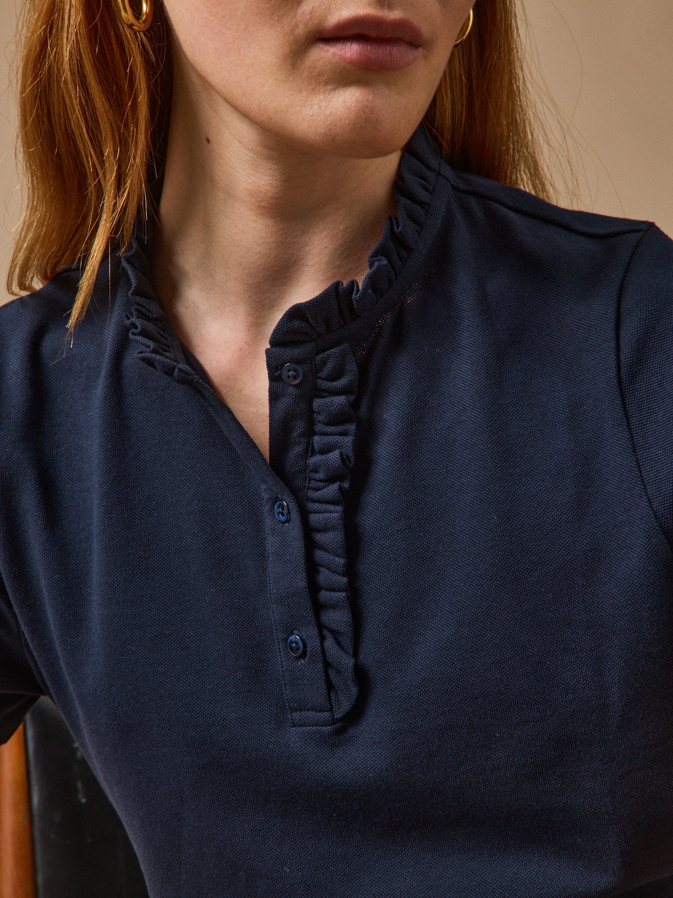Polo maille piquée col volanté femme