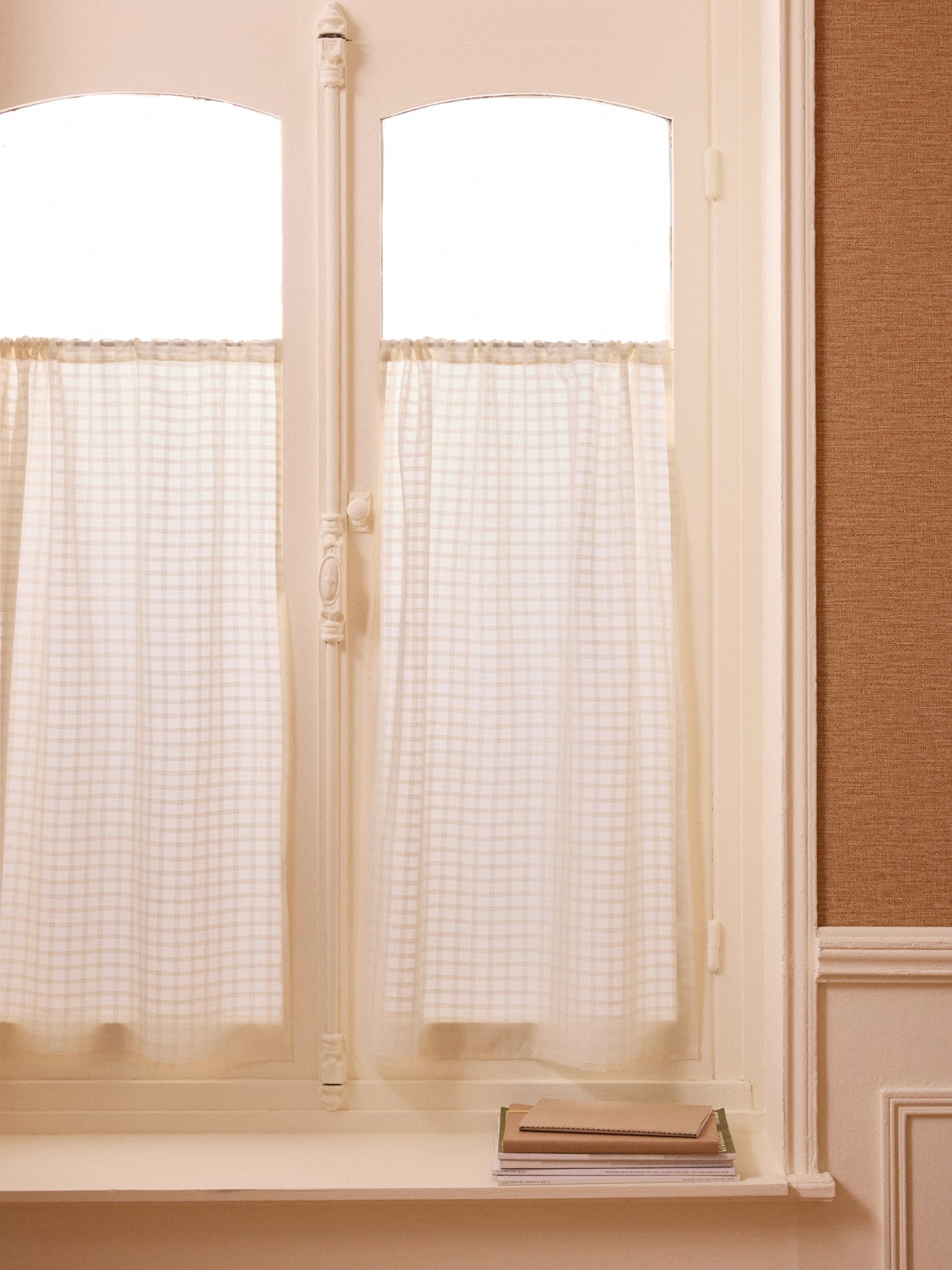 Brise-bise voile motif carreaux ton sur ton