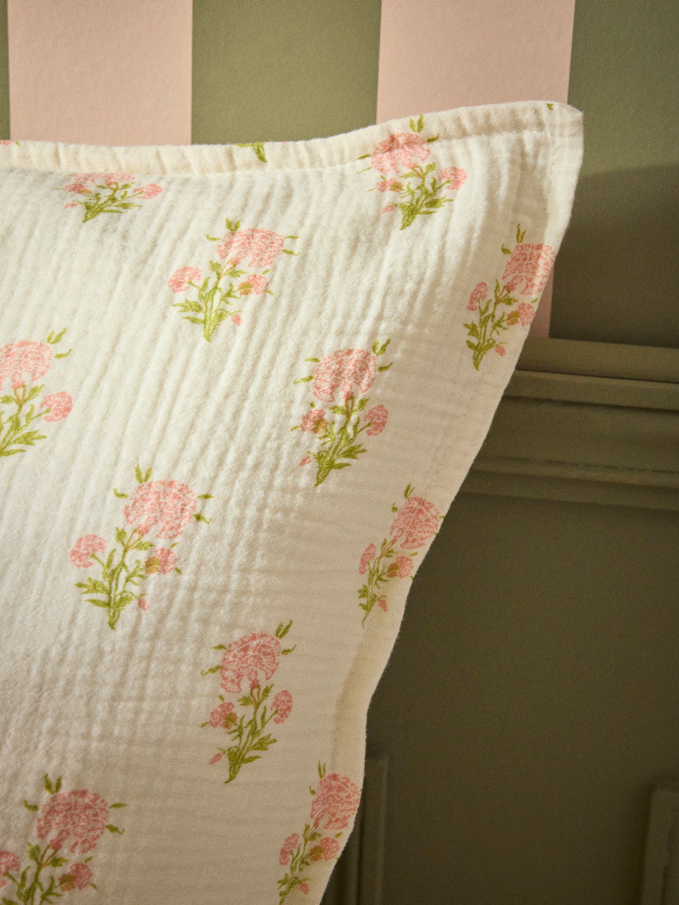 Taie d'oreiller en coton, Linda - Imprimé fond rose - 50 x 70 cm | Leroy Merlin Taie d'oreiller en coton, Linda - Imprimé fond rose - 50 x 70 cm | Leroy Merlin