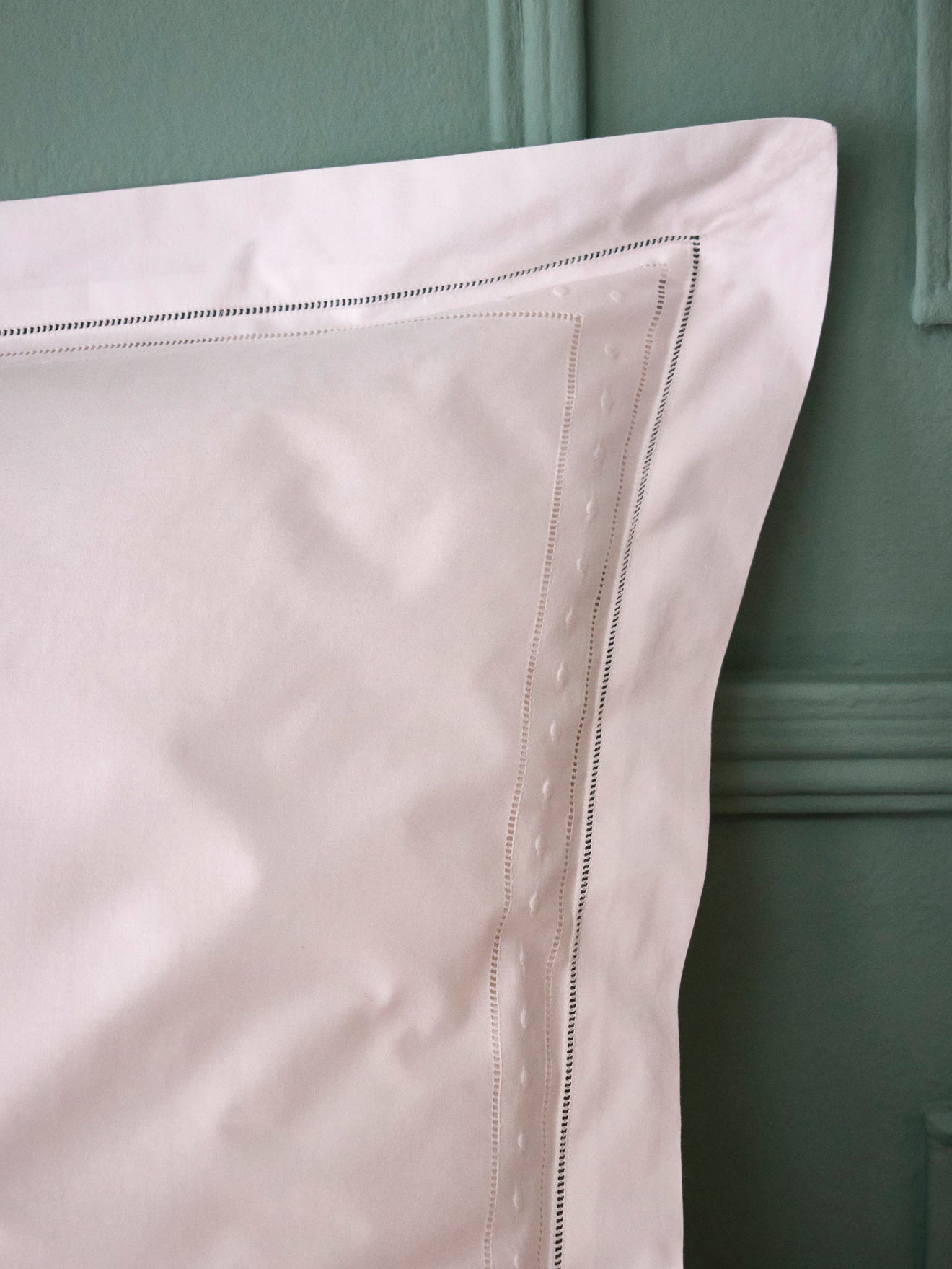 Taie d'oreiller percale de coton brodée "Aglaé"