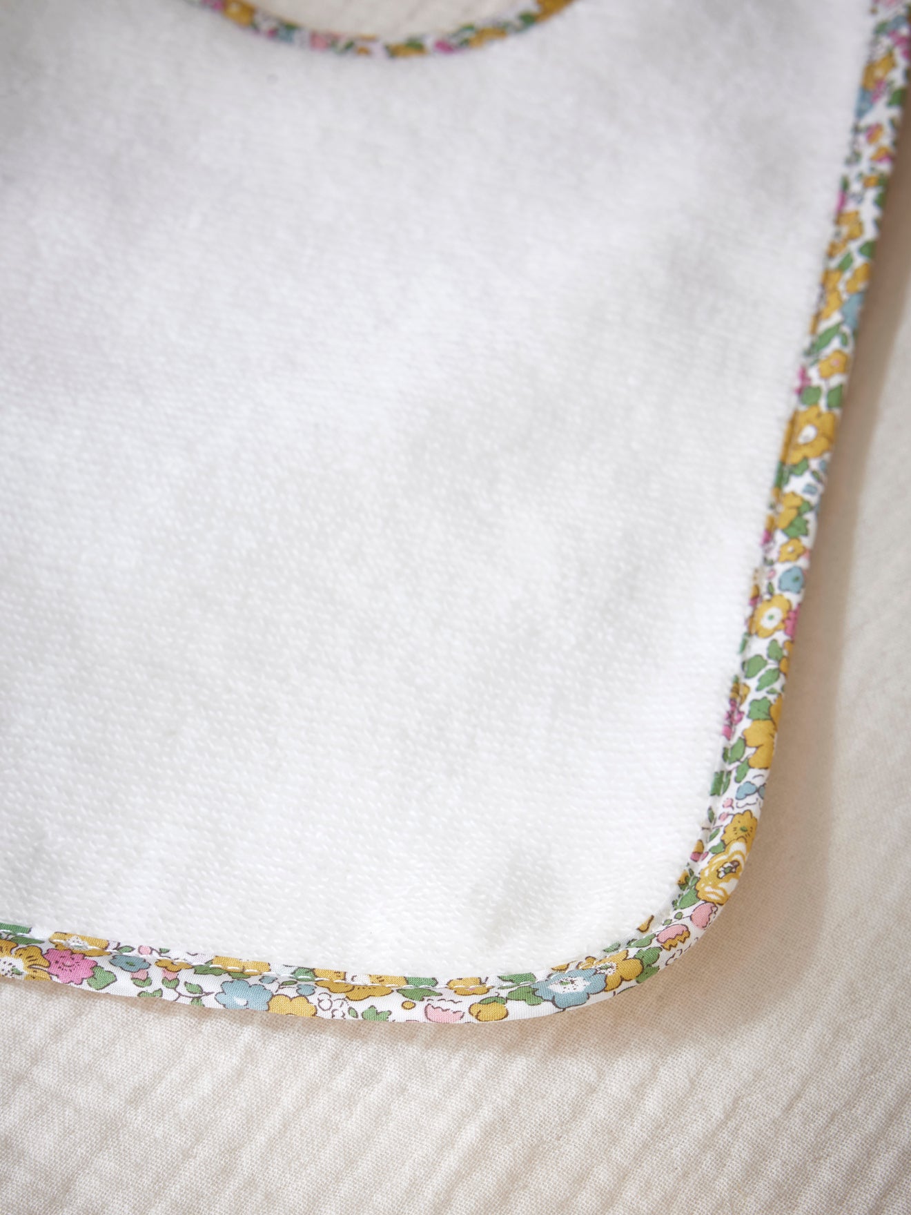Bavoir en éponge et tissu Liberty