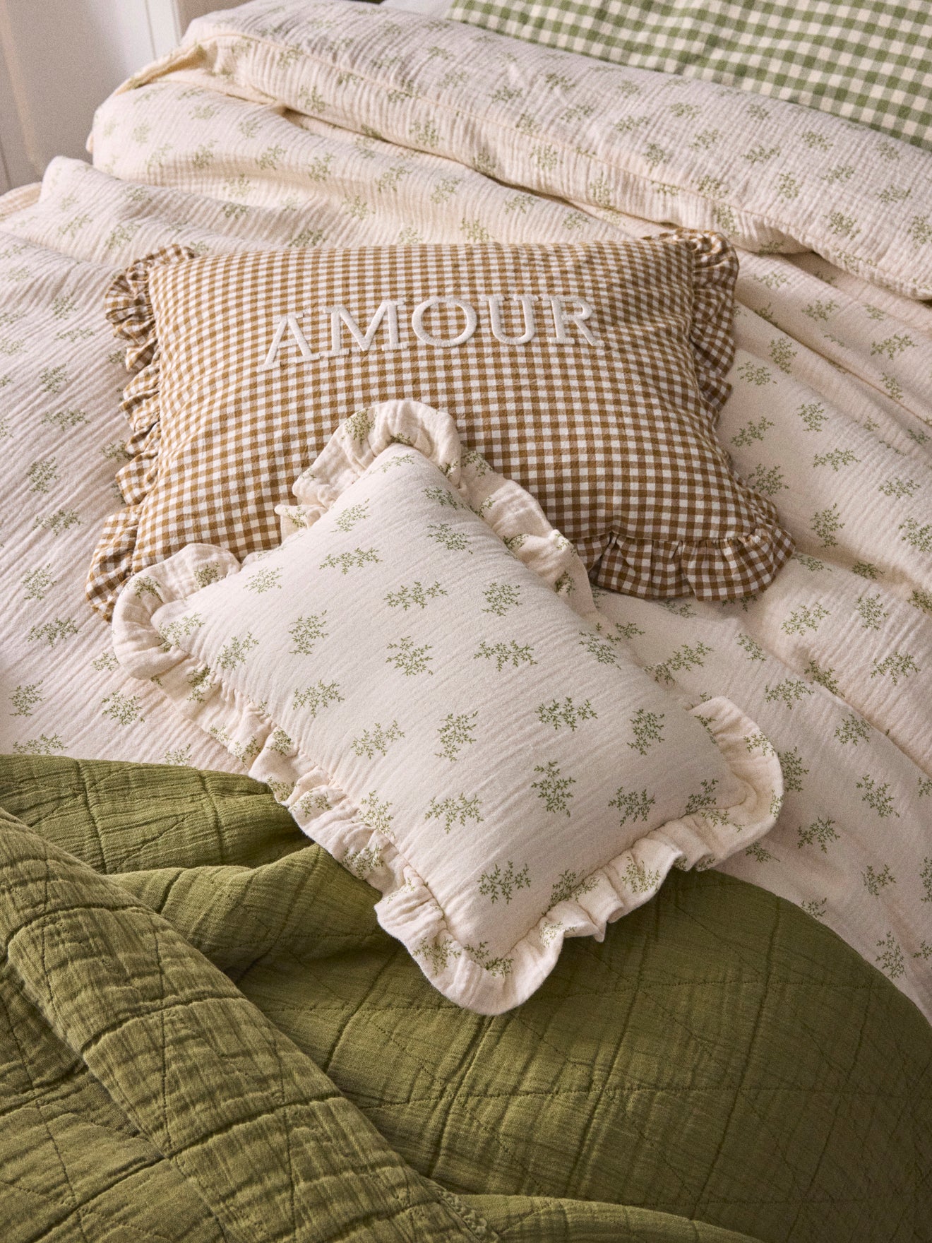 Coussin volanté en gaze de coton