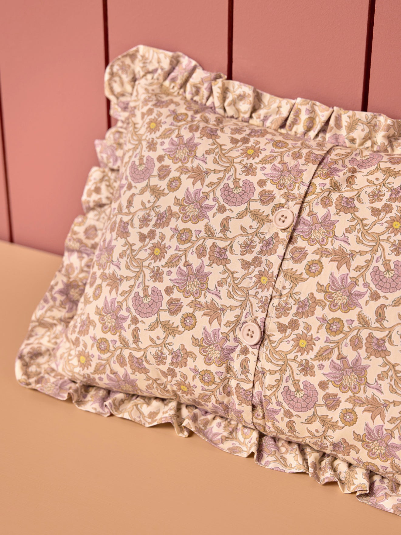 Coussin volanté en gaze de coton