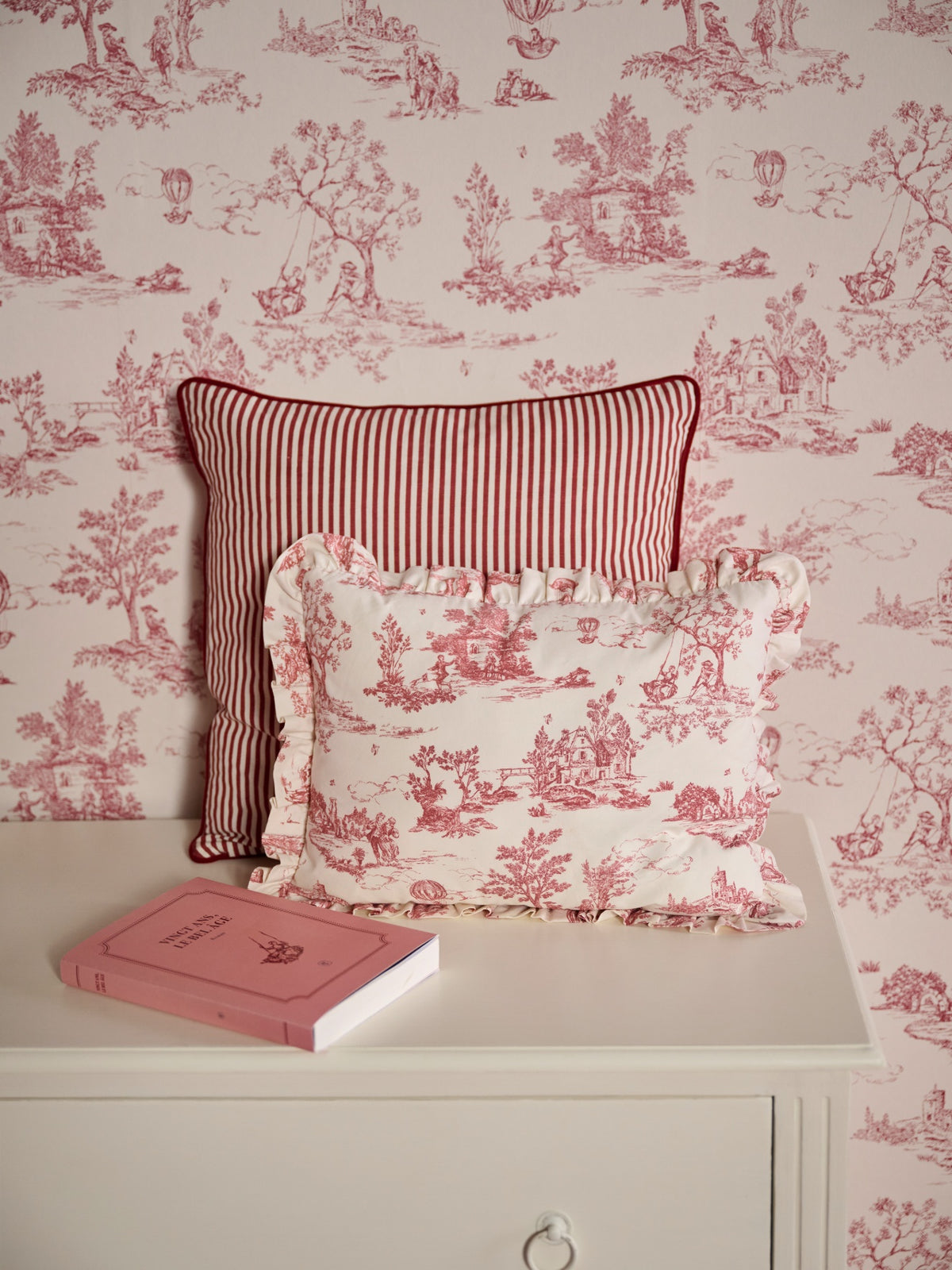 Coussin volanté esprit toile de jouy