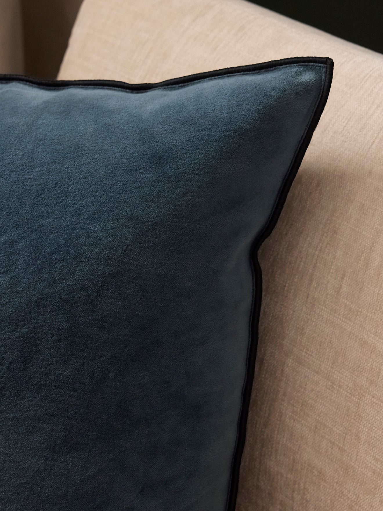 Housse de coussin velours et surjet noir