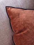 Housse de coussin velours et surjet noir