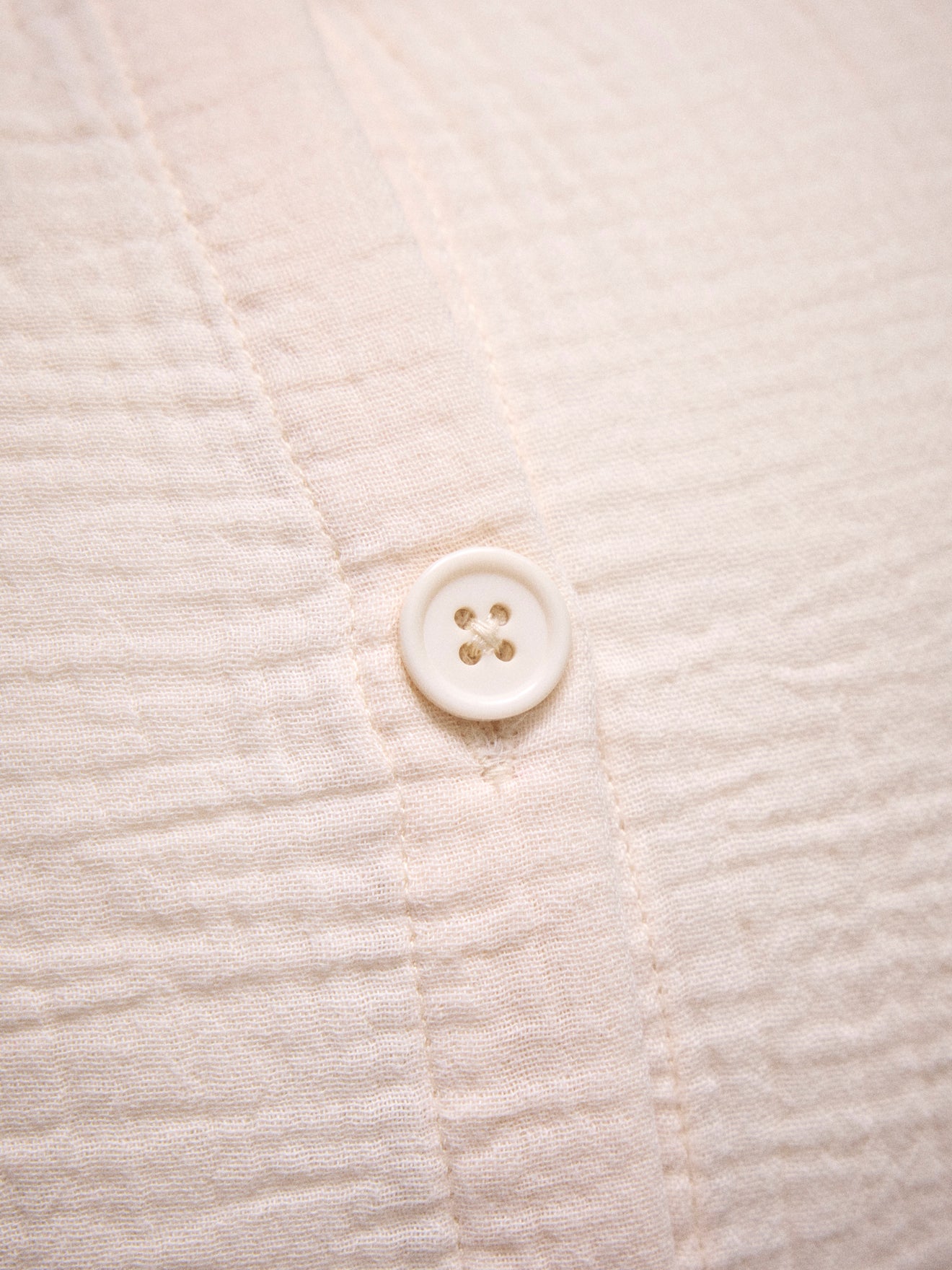 Coussin volanté en gaze et broderie dorée