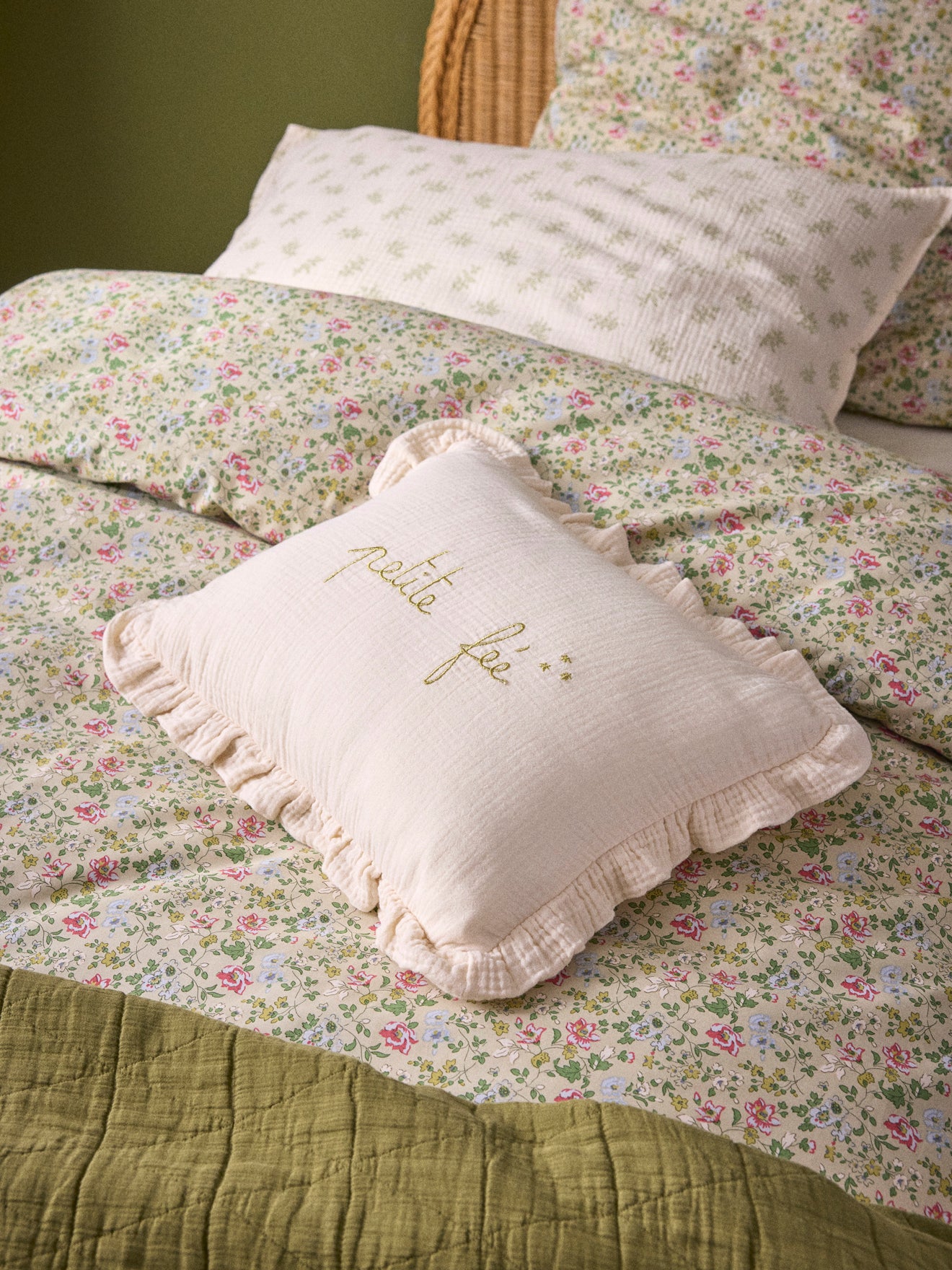 Coussin volanté en gaze et broderie dorée