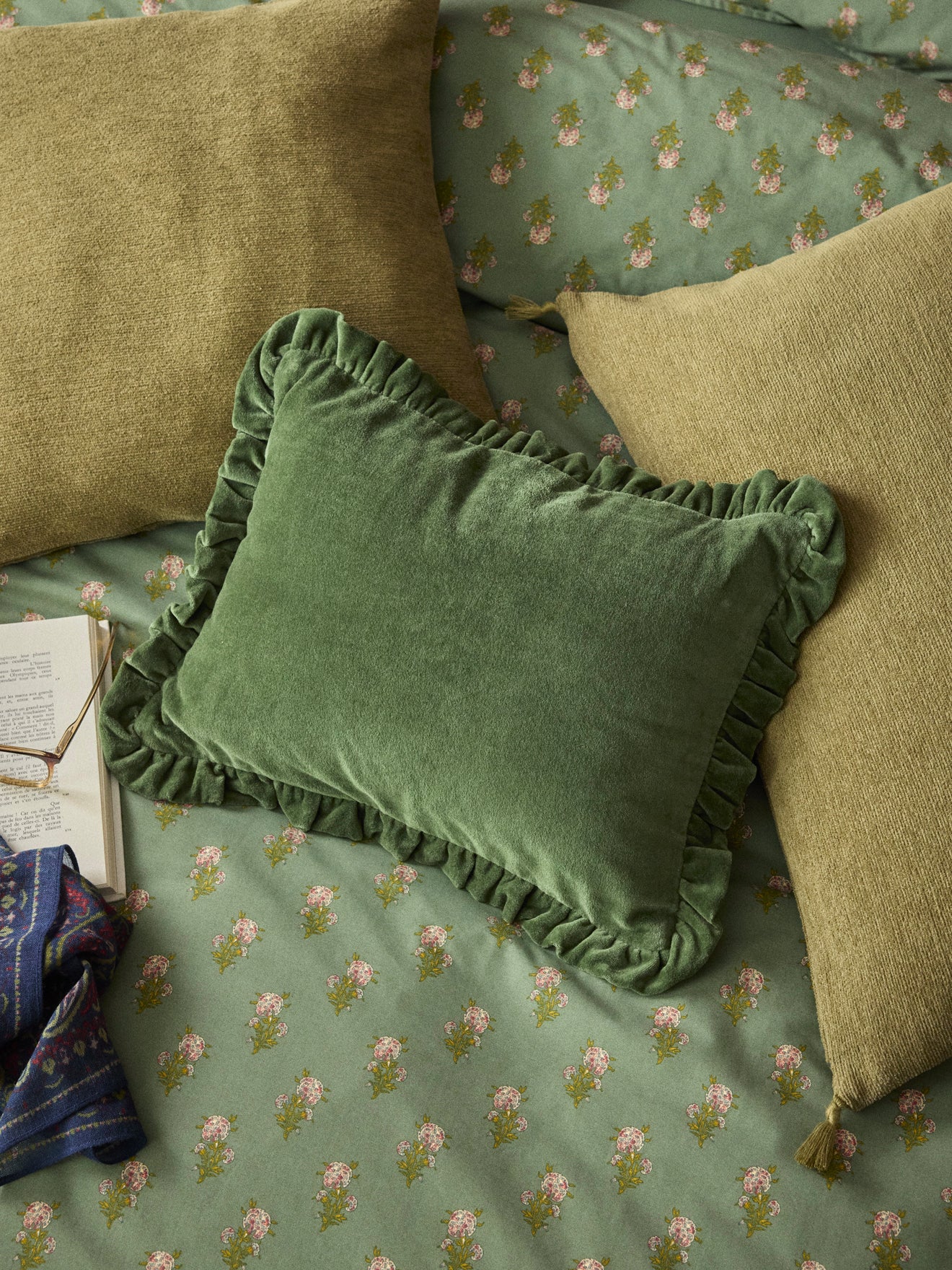 Housse de coussin volantée en velours ras