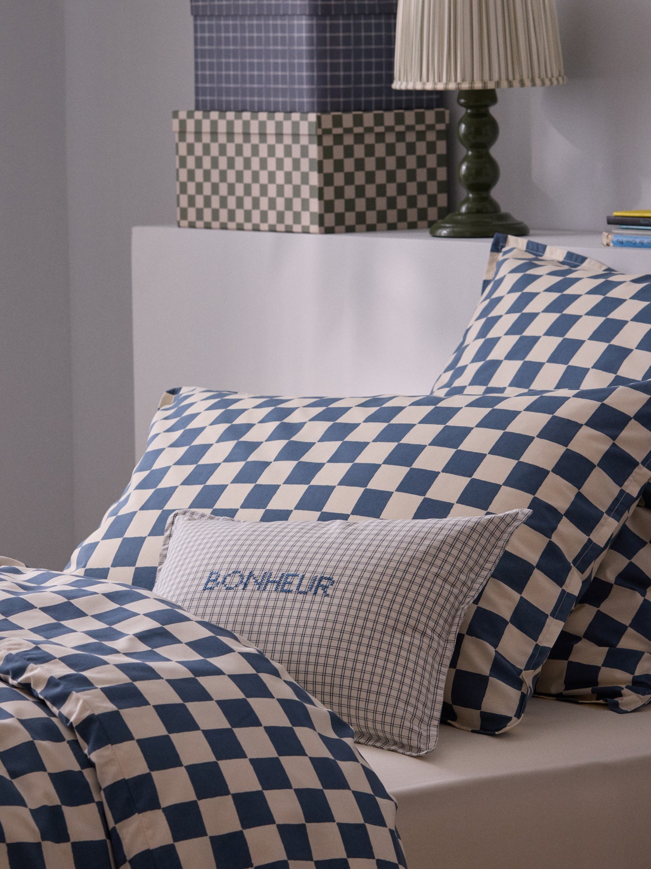 Housse de coussin petits carreaux brodée