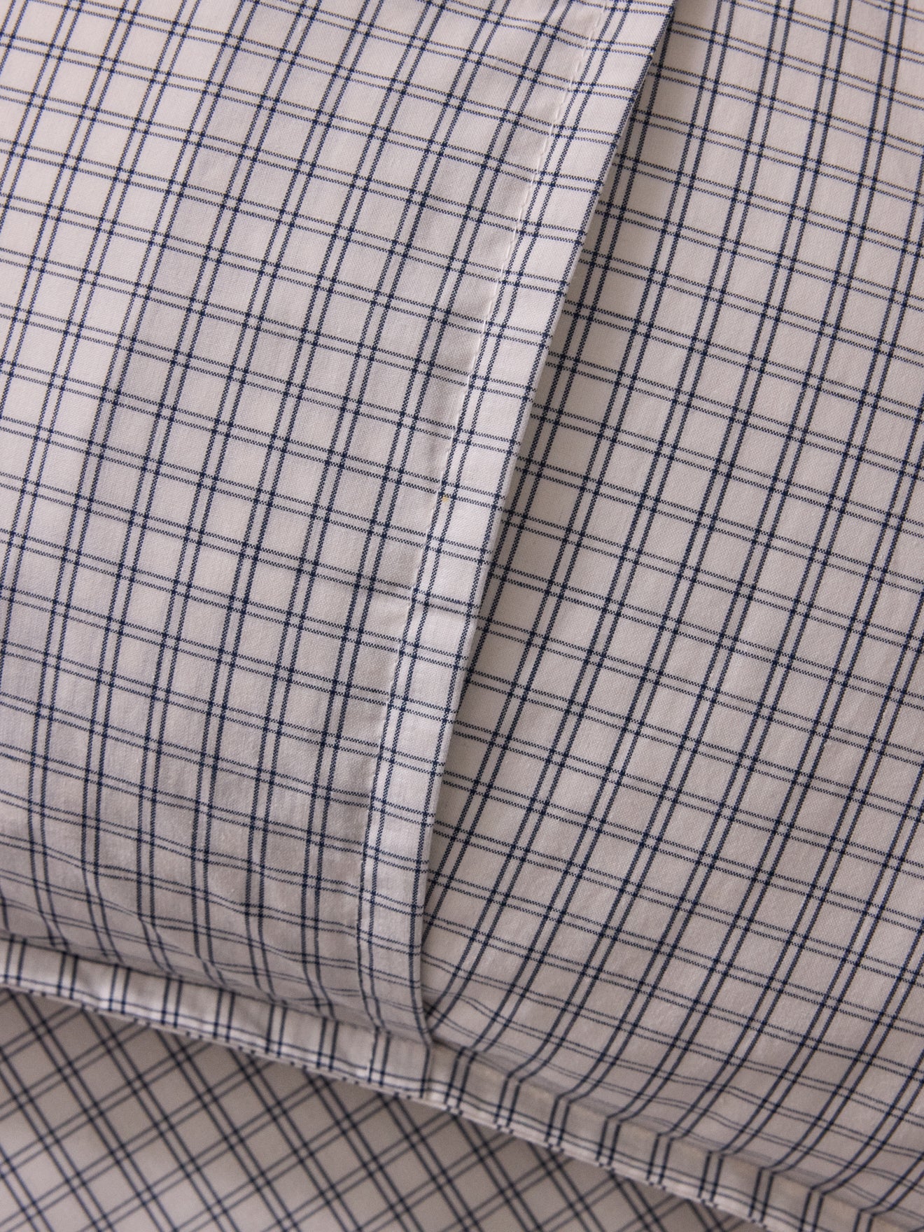 Housse de coussin petits carreaux brodée