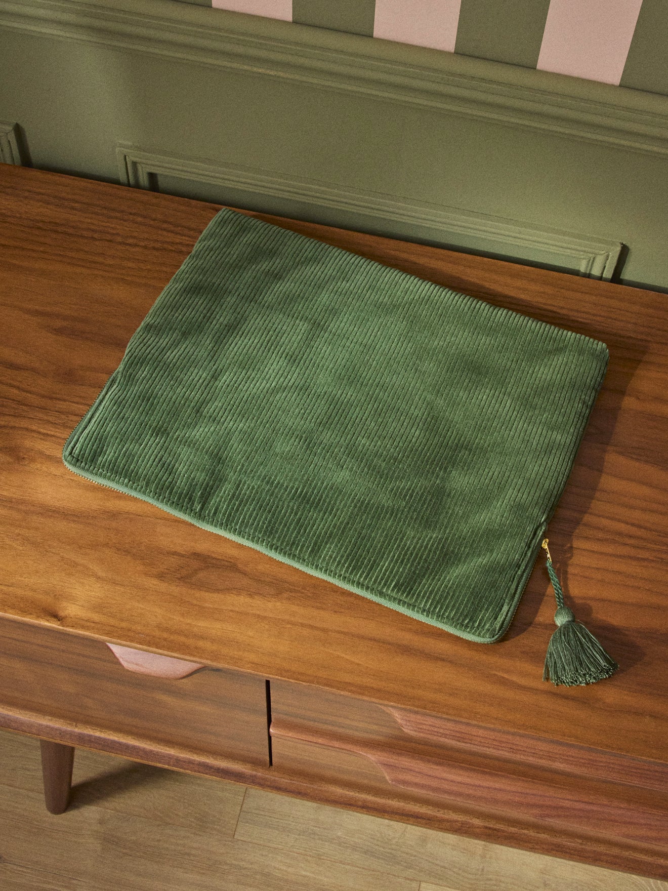 Pochette ordinateur en velours côtelé