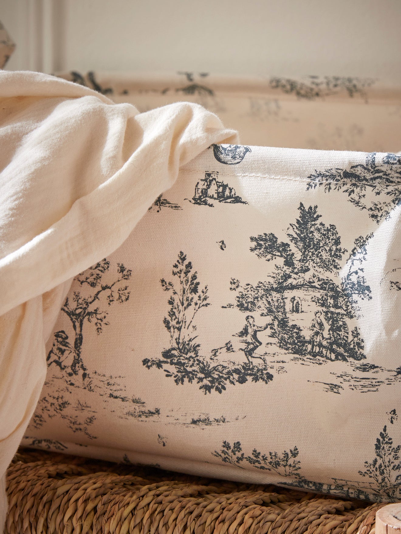 Bac à linge esprit Jouy, petit modèle