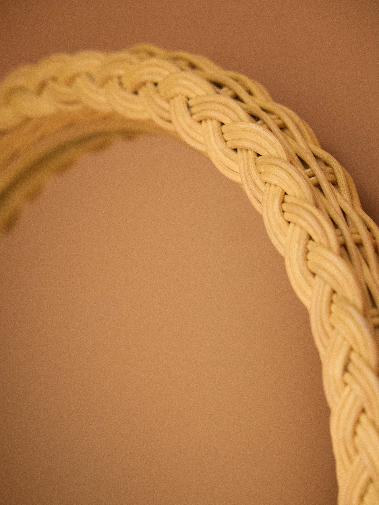 Miroir en rotin tressé