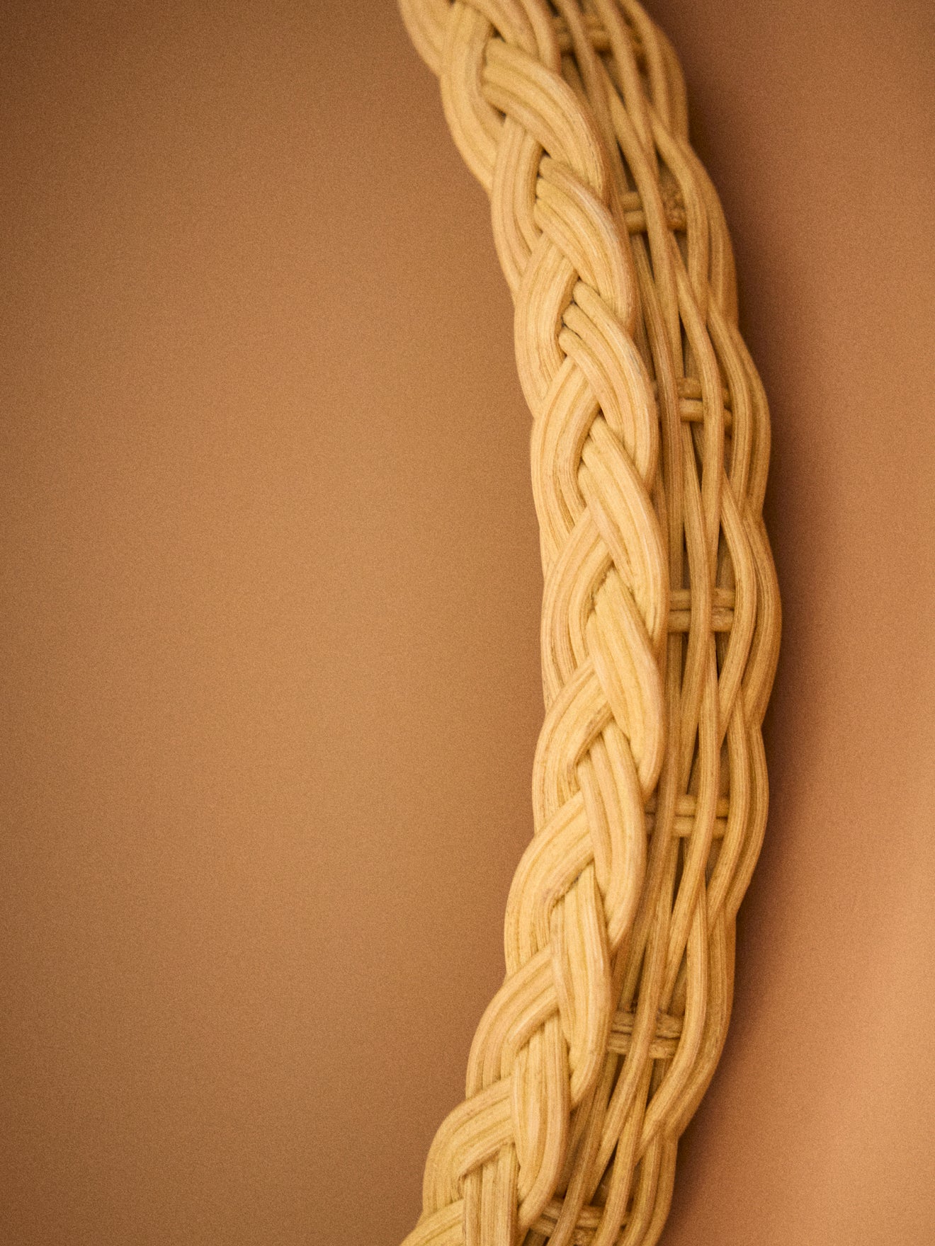 Miroir en rotin tressé