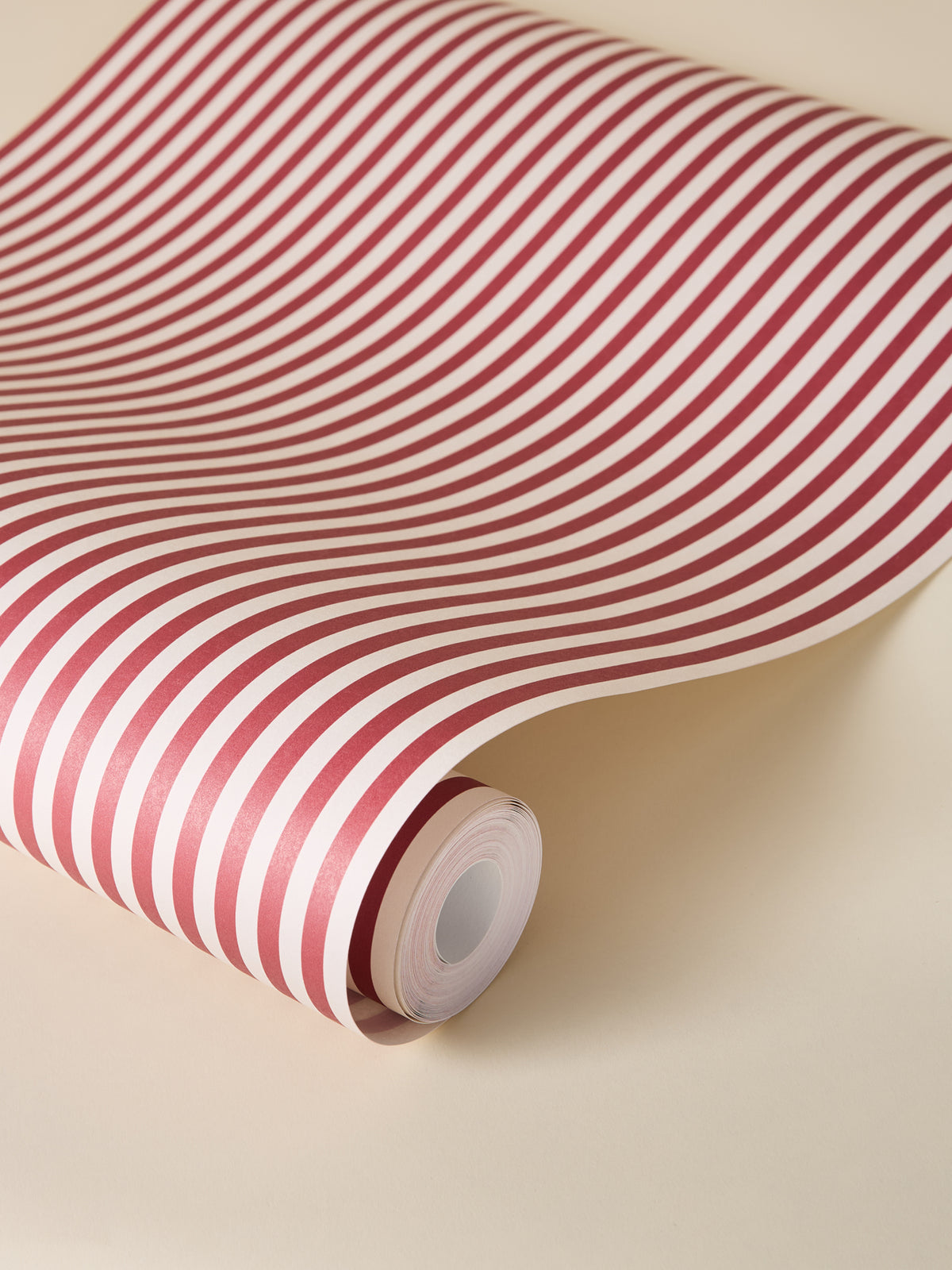 Papier peint à rayures esprit toile de Jouy