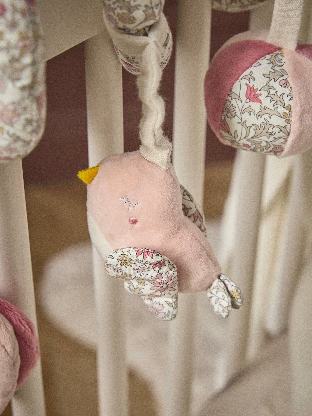 Spirale d'activités en velours et tissu Liberty