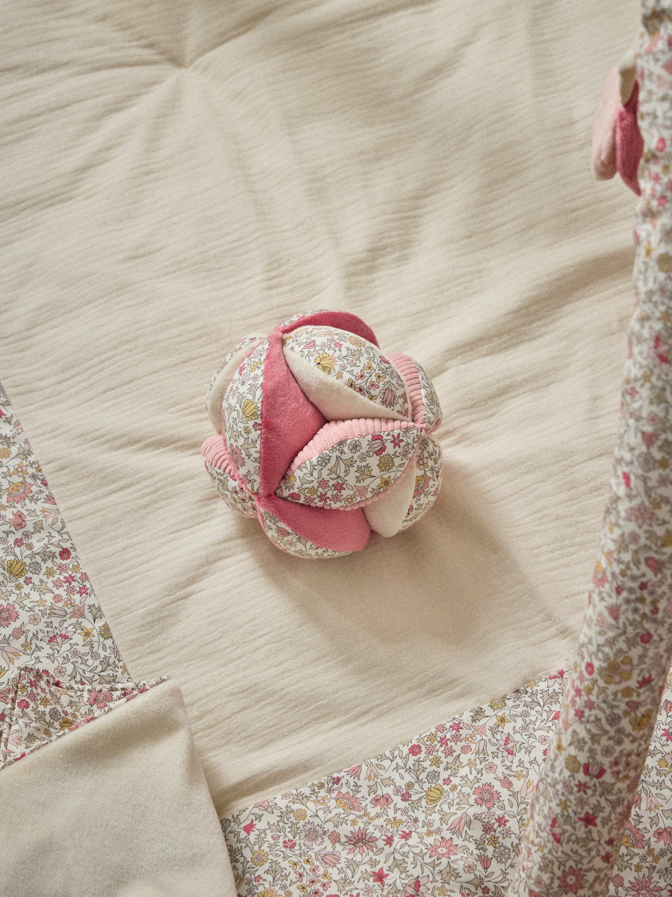 Balle d'éveil en velours et tissu Liberty
