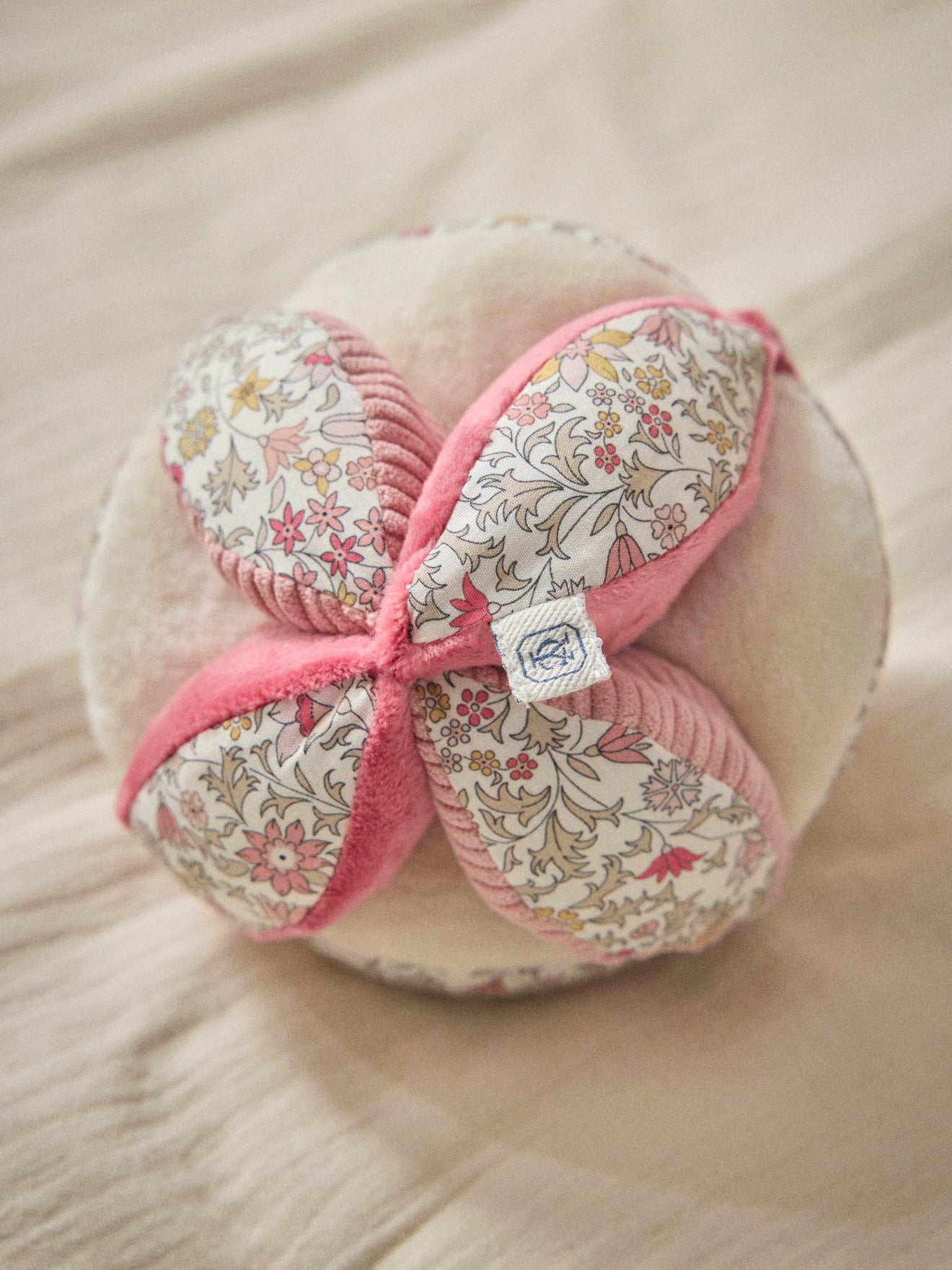 Balle d'éveil en velours et tissu Liberty