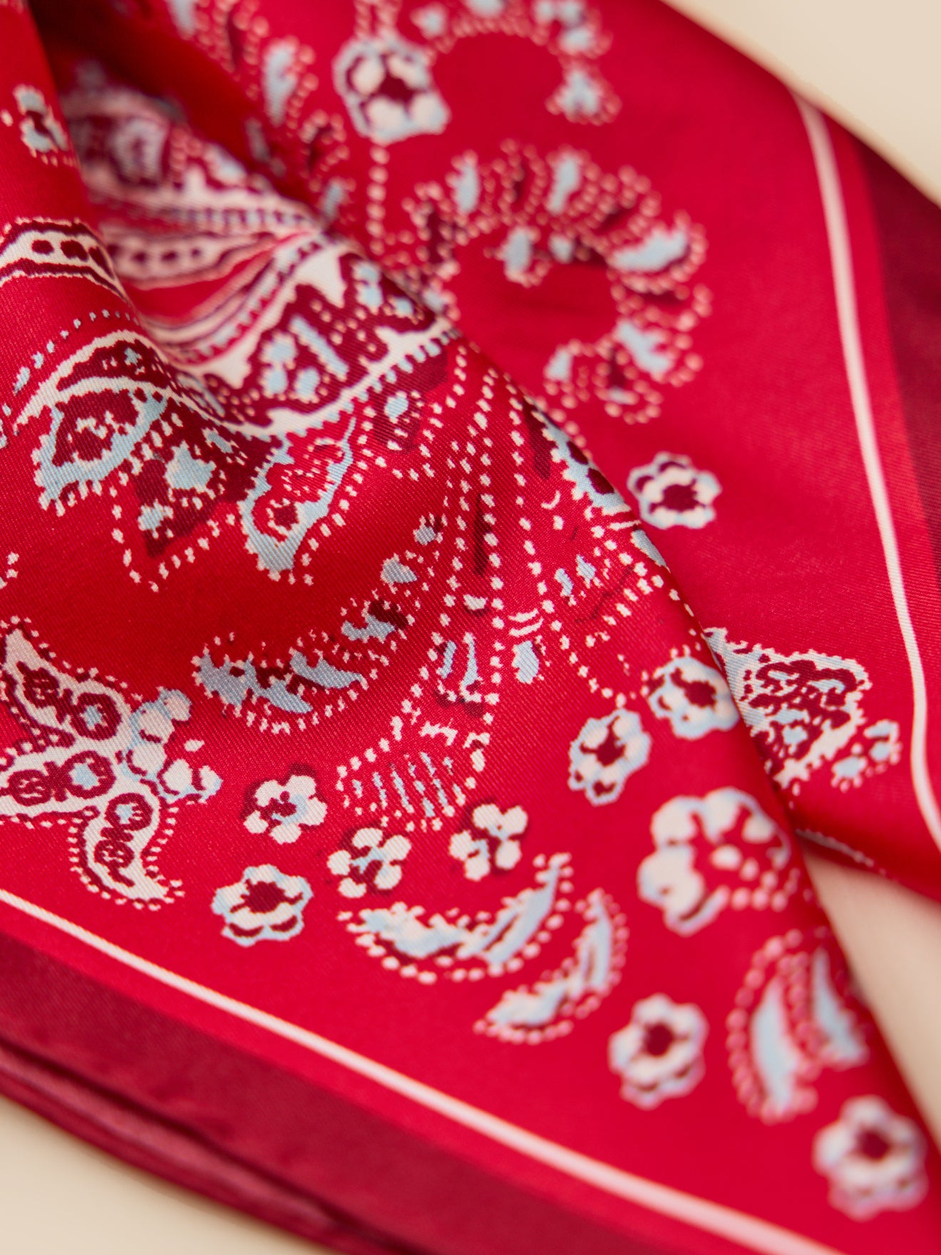 Foulard soie femme motif Paisley