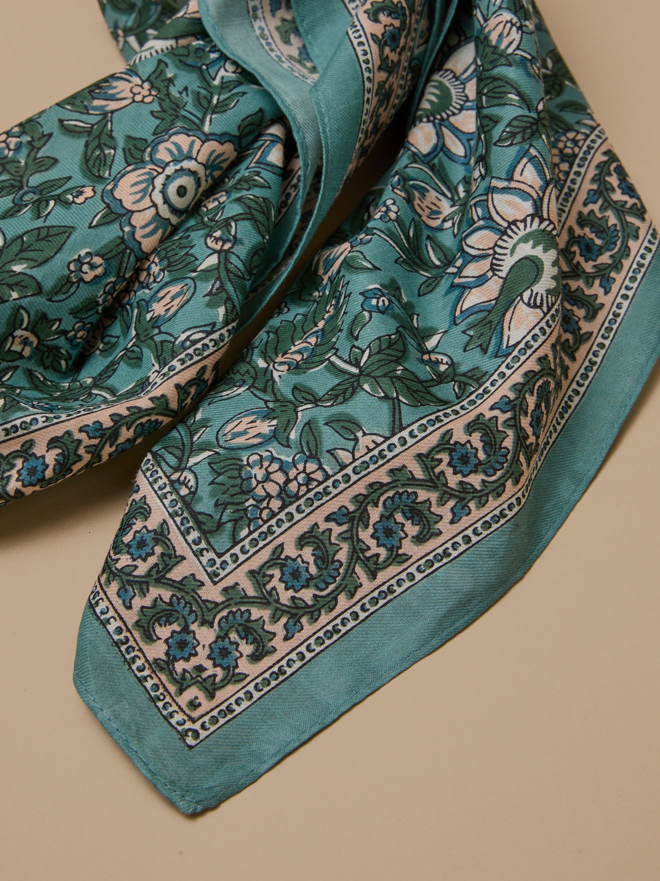 Foulard imprimé fleuri femme