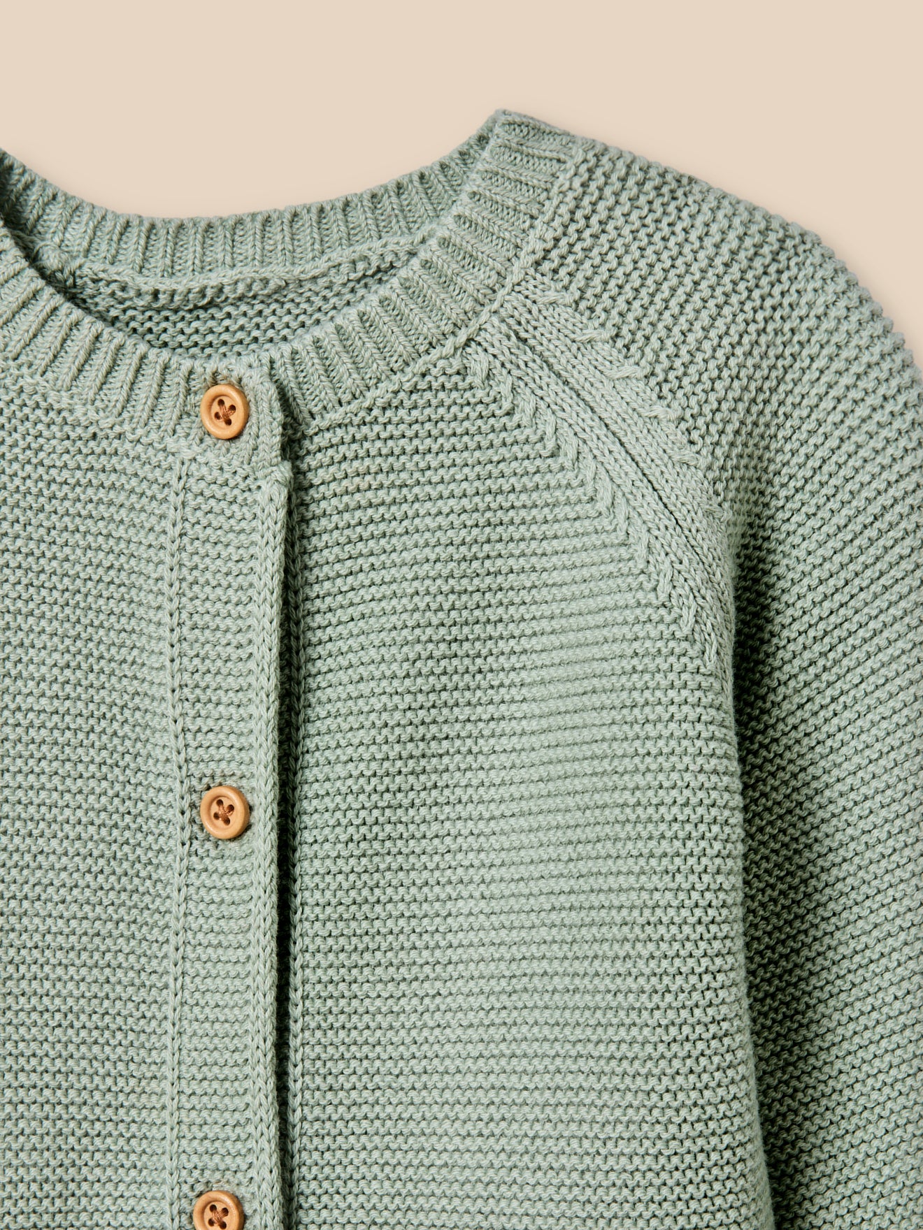 Cardigan femme Côme, coloris kaki. Col V, boutonné Matière noble Cardigan femme Côme, coloris kaki. Col V, boutonné Matière noble