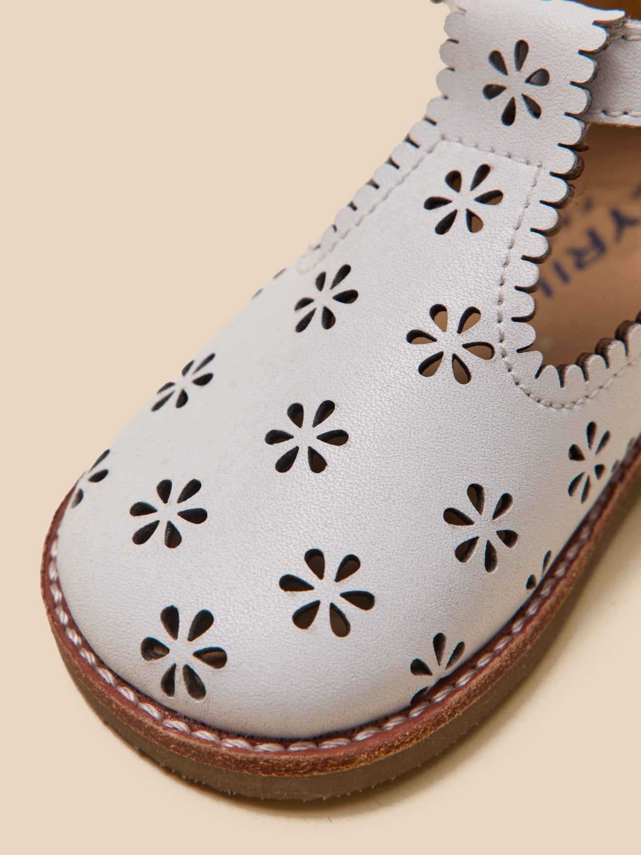 Salomés perforées en cuir Bébé