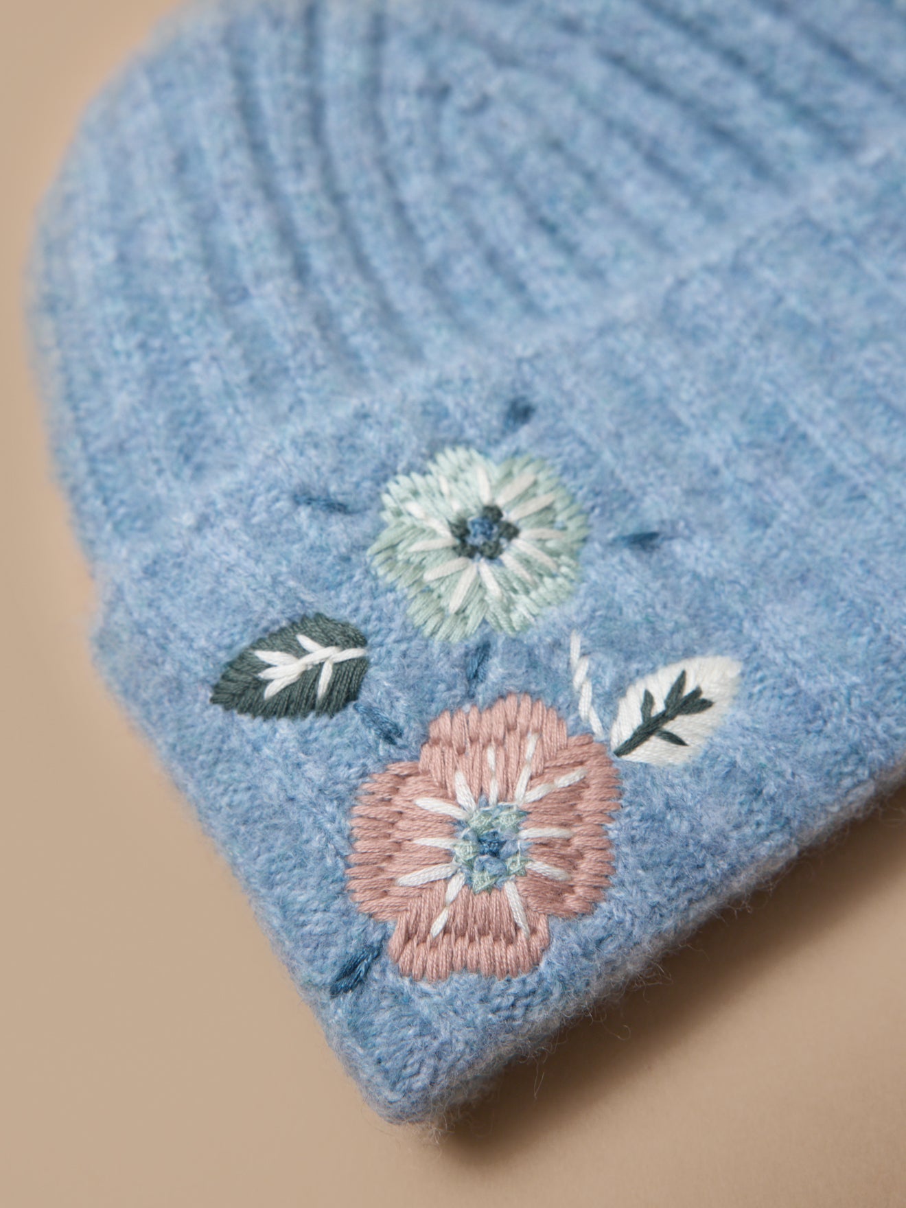 Bonnet brodé maille côtelée fille