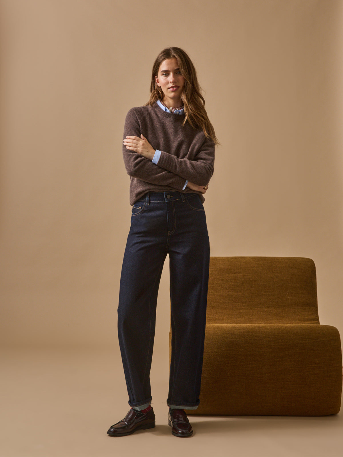 LOOKBOOK_DENIM_FEMME_DROIT_brut_AVEC_PULL_marron