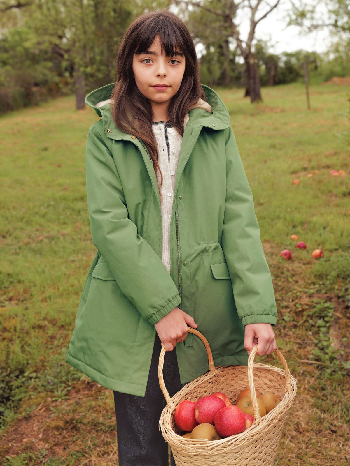 LOOKBOOK_La_Bourgogne_Fille_manteau_vert